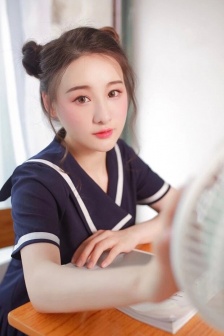 两个女孩子开车细写
